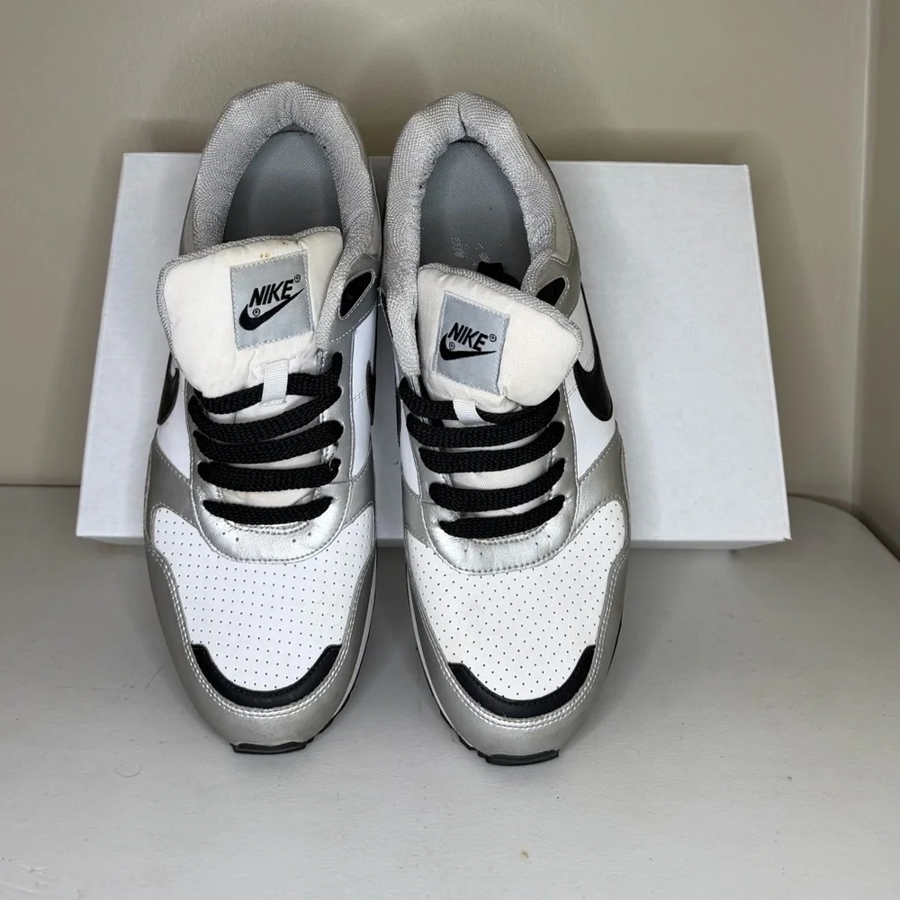 Nike Men’s Sz 11 Silver and Black Sneakers